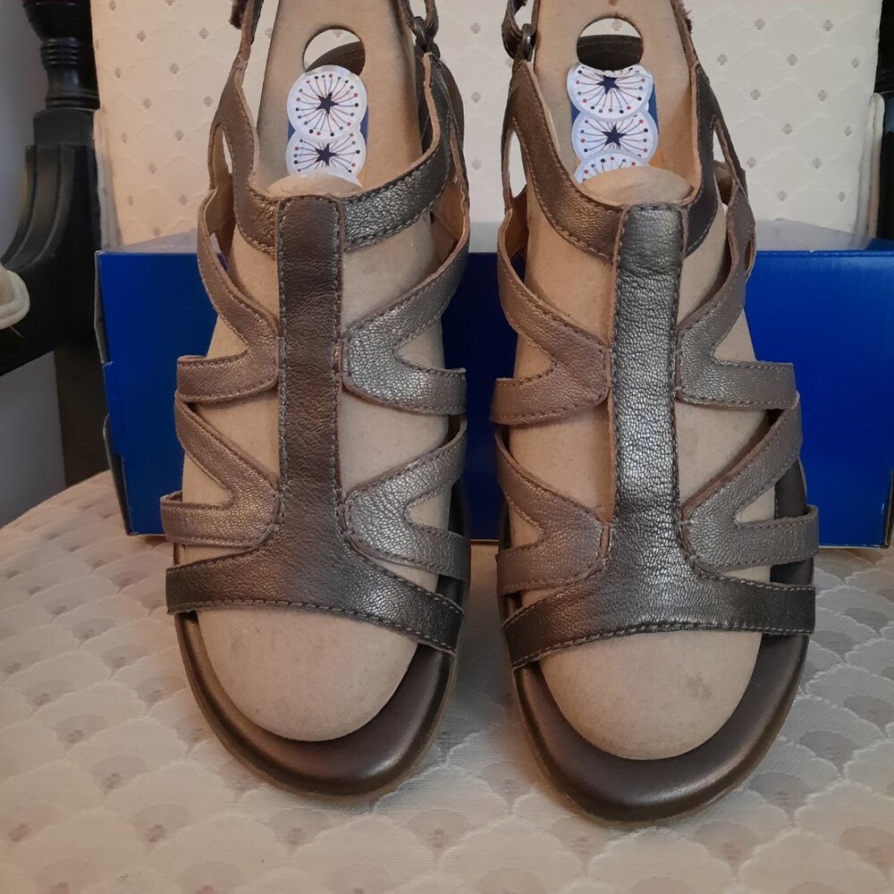 NaturalSoul by Naturalizer Bronze & Gold Sandals 9M.